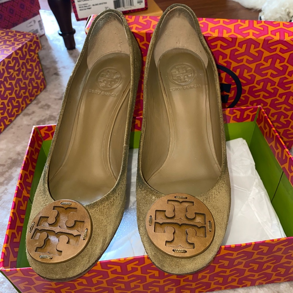 Tory Burch Sally Split Suede Heels In Vicuna